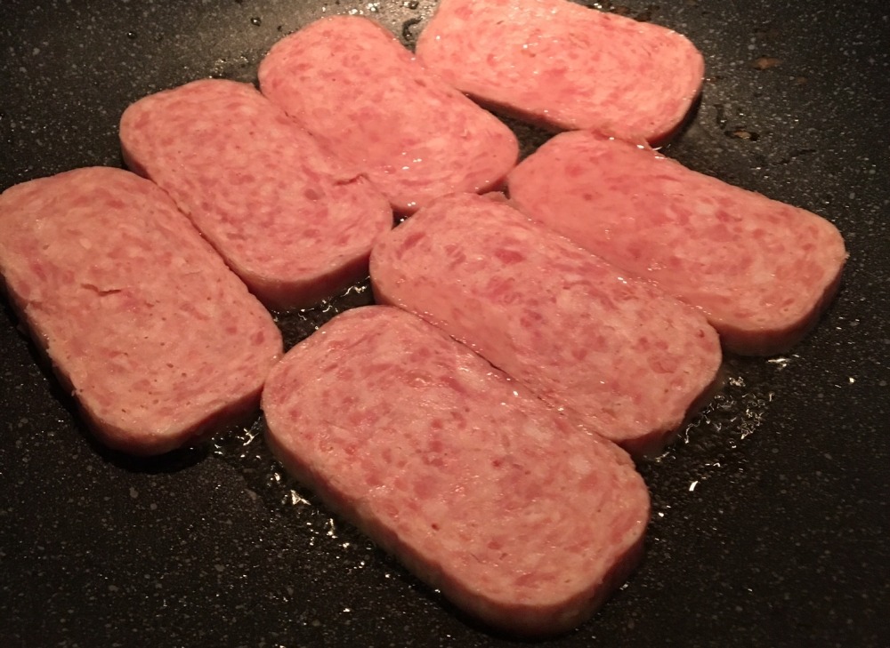 ข้าวห่อสาหร่ายหมูกระป๋อง (spam musubi)