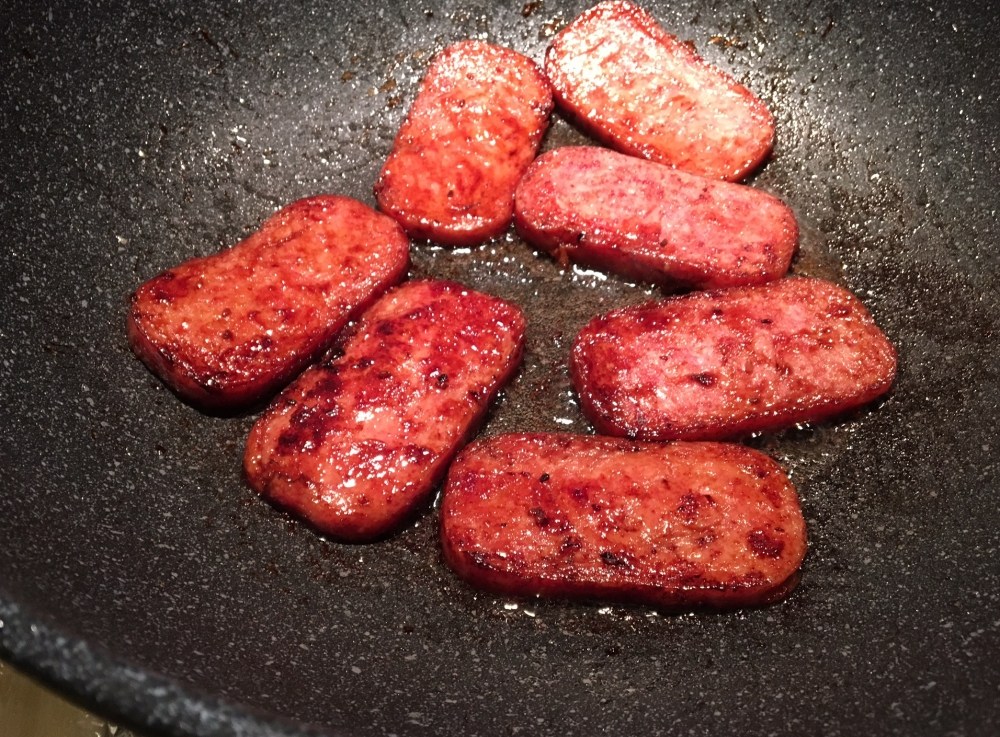 ข้าวห่อสาหร่ายหมูกระป๋อง (spam musubi)