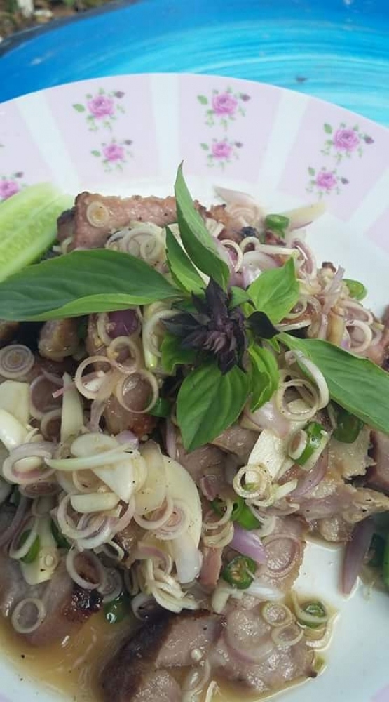 ยำนมหมูย่างสมุนไพร