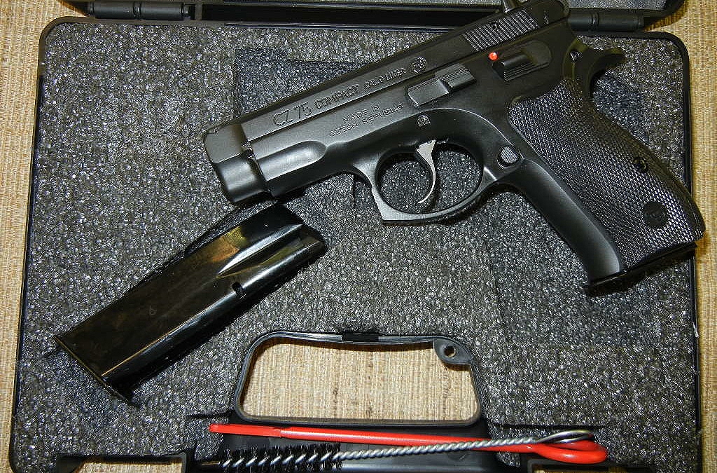 ได้ใบ ป.3 อีกกระบอก มาแล้วครับดู CZ75 compact เหล็กล้วนไว้ครับ ขอคำแนะนำรุ่นอื่น