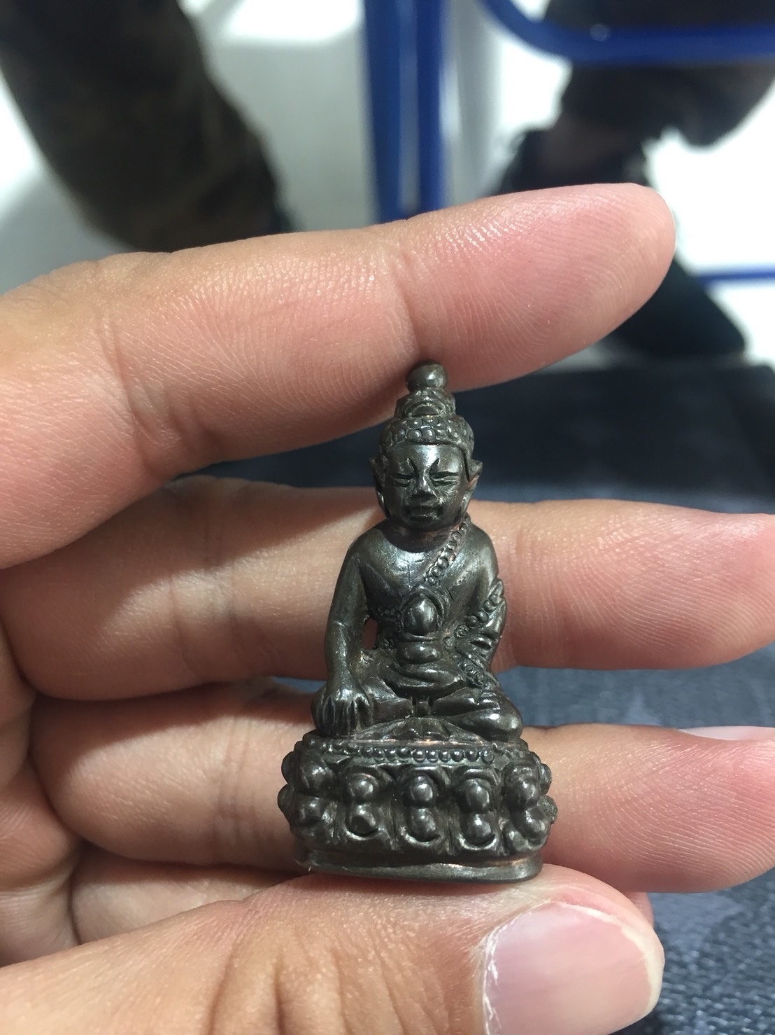 พระกริ่ง เนื้อแดงปนชมพูอ่อน กาลเวลาเนิ่นนาน กลับน้ำตาลเฉยเลย