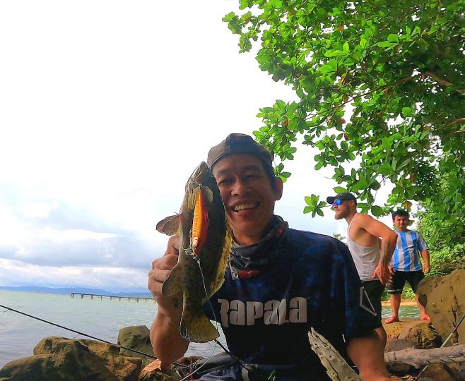 พาฝรั่ง​ตกปลา​ชายฝั่ง​Rapala​ lure​