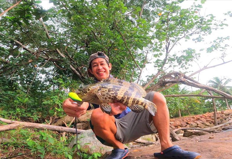 พาฝรั่ง​ตกปลา​ชายฝั่ง​Rapala​ lure​