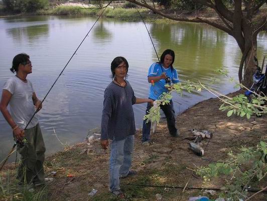 ตกปลาบ่อทรายหลังนำลด กับ ซุ้มต้นสัก team