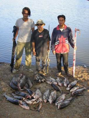 ตกปลาบ่อทรายหลังนำลด กับ ซุ้มต้นสัก team