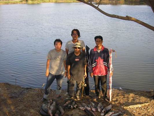 ตกปลาบ่อทรายหลังนำลด กับ ซุ้มต้นสัก team