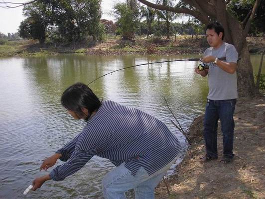 ตกปลาบ่อทรายหลังนำลด กับ ซุ้มต้นสัก team