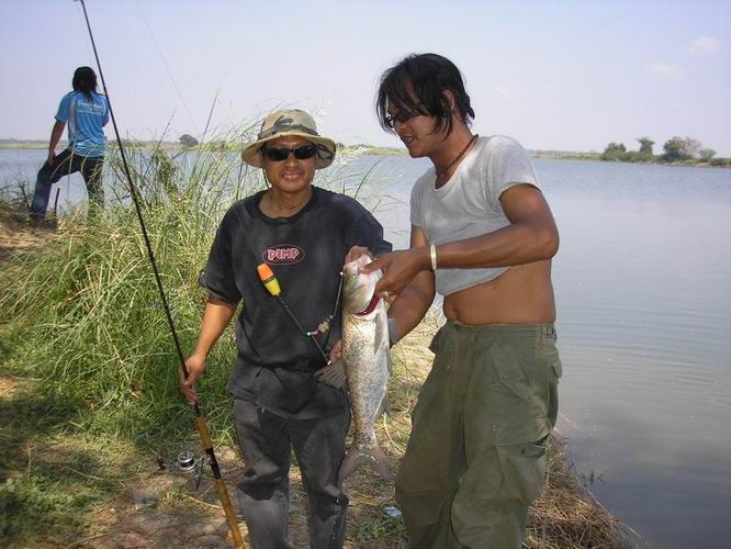 ตกปลาบ่อทรายหลังนำลด กับ ซุ้มต้นสัก team