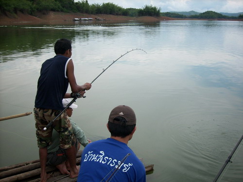   ตามหารถถังใต้น้ำ ที่เขื่อนสิริกิตร์