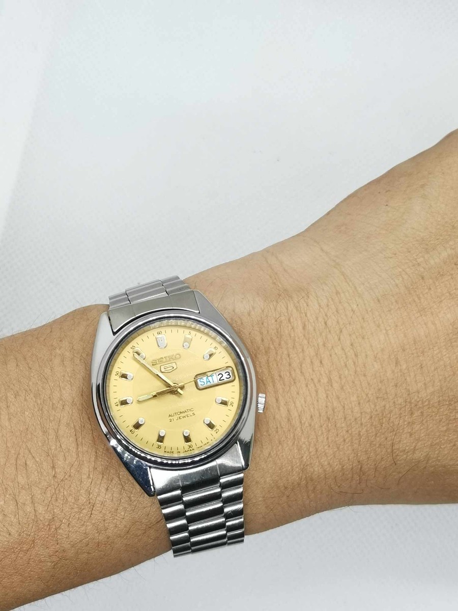 
นาฬิกา Seiko 5​ Automatic กลไกลระบบเครื่อง 7s26  หน้าปัดสีทองหลักทองพรายน้ำ ของแท้100%

21 Jewel