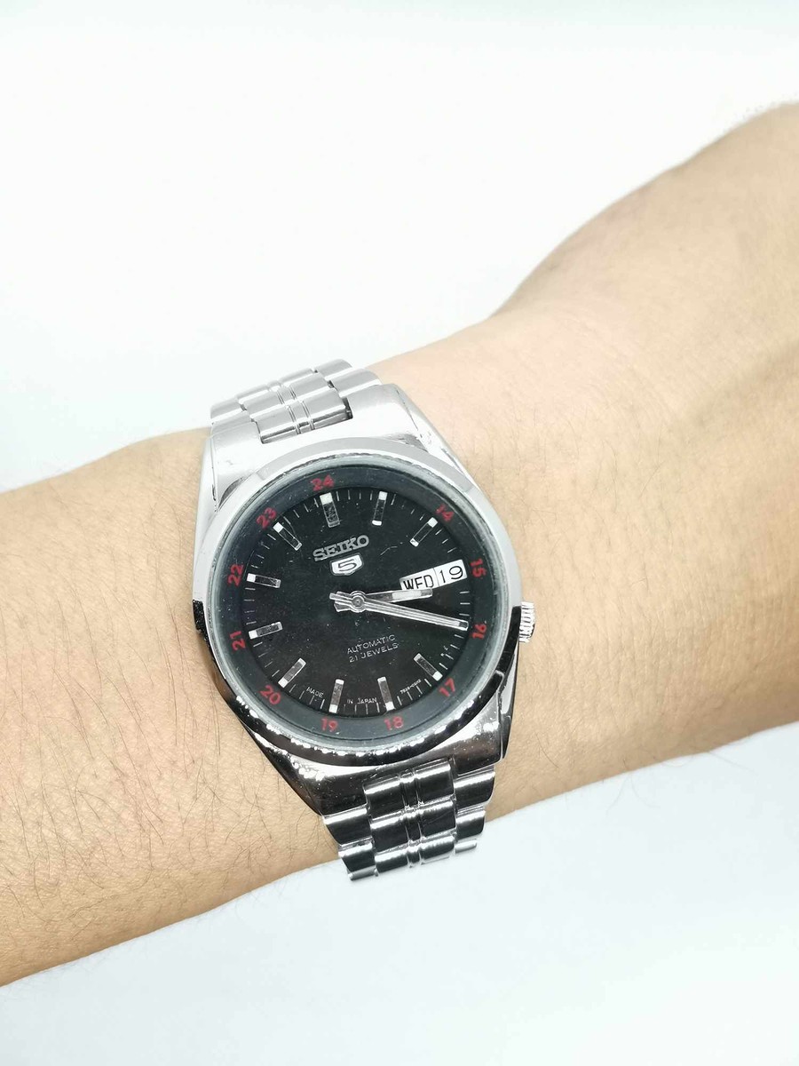 นาฬิกา Seiko 5​ Automatic กลไกลระบบเครื่อง 7s26  หน้าดำหลักเงิน
พรายน้ำชัดเจน หน้าปัดแท้
ของแท้100