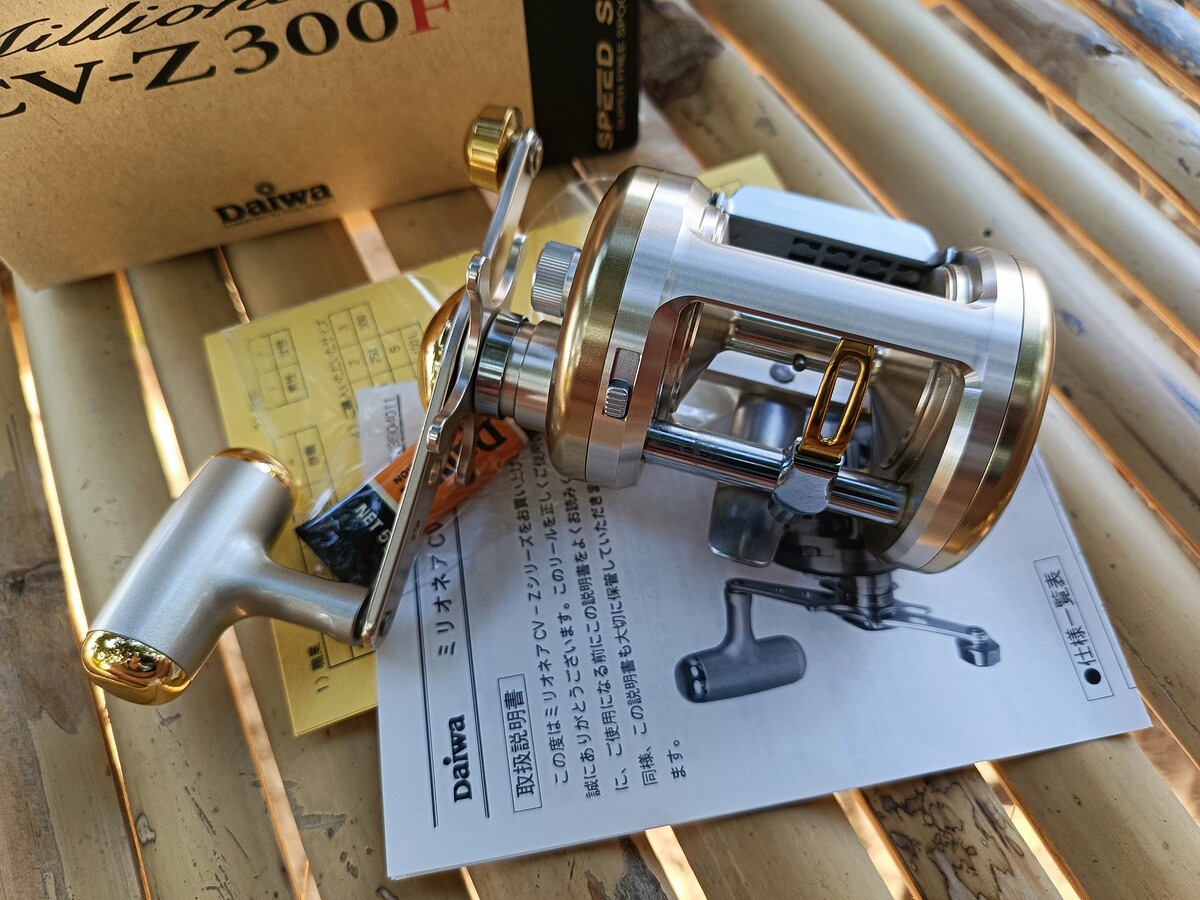 daiwa cv-z300f  เพิ่งมาจากญี่ปุ่นครับเจ้าของแจ้งว่ายังไม่เคยถูกใช้งานครับแต่มีรอ