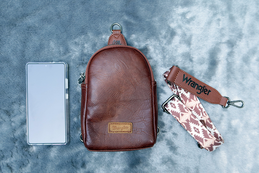 wrangler leather crossbody sling bag /กระเป๋าหนังแท้สะพายข้างใส่โทรศัพย์