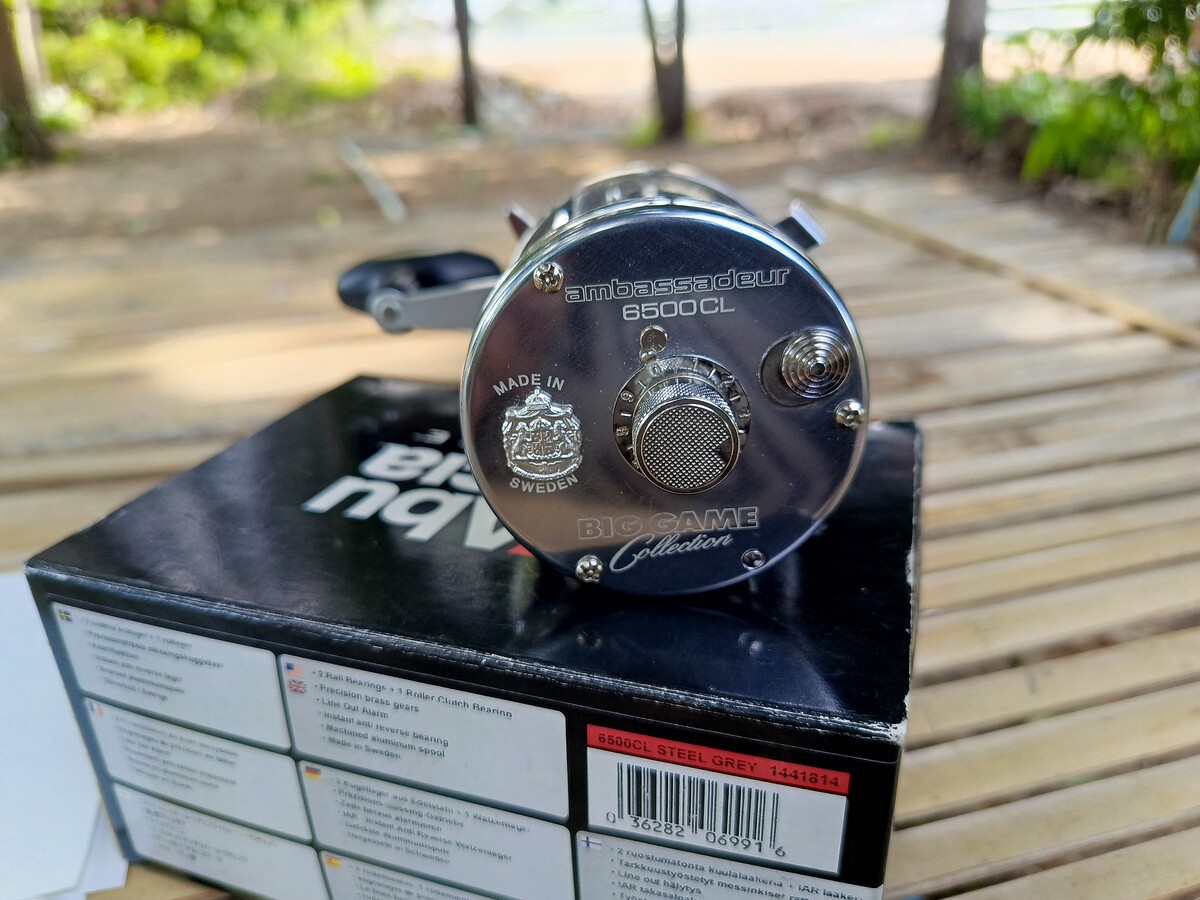 abu roccket steel grey 6500cl  สวยๆ เหมือนใหม่ครับ กล่องครบครับเพิ่งมาจากญี่ปุ่น