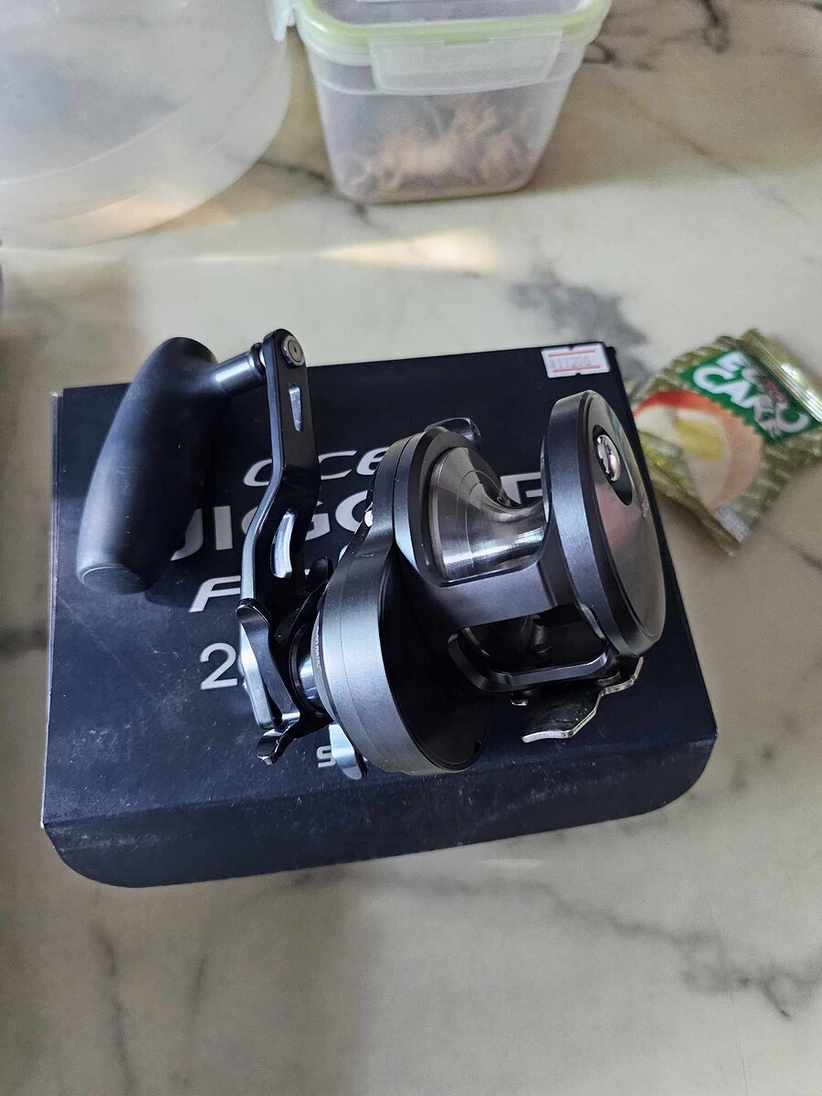 ปล่อย รอก Shimano Ocea jigger 2000 F custom nrhg  ขวาครับ  สภาพกริ๊บ   ขอปล่อย 11500.-   ต้องการภาพเ