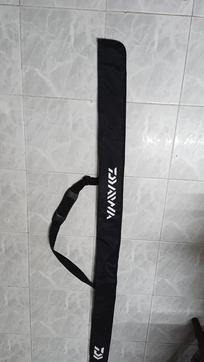 ซองคันเบ็ด daiwa ใหม่มากๆครับผมขนาดความยาวของซอง 1 เมตร 62 เซนติเมตรใส่คัน 10 ฟุตก็ได้หรือแล้วแต่น้า