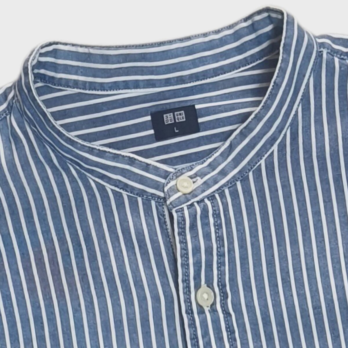 เสื้อเชิ้ตคอจีนผ้าลินิน uniqlo หล่อๆเลยครับสภาพสวยใหม่มาก กระดุมสำรอง 3เม็ด