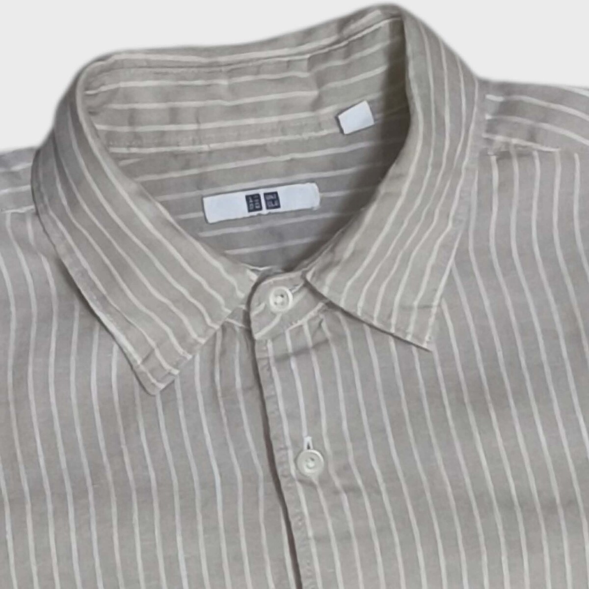 เชิ๊ตผ้าลินิน Uniqlo สีน้ำตาลอ่อน สวยใหม่ กระดุมสำรอง2เม็ด อก : 42 นิ้ว