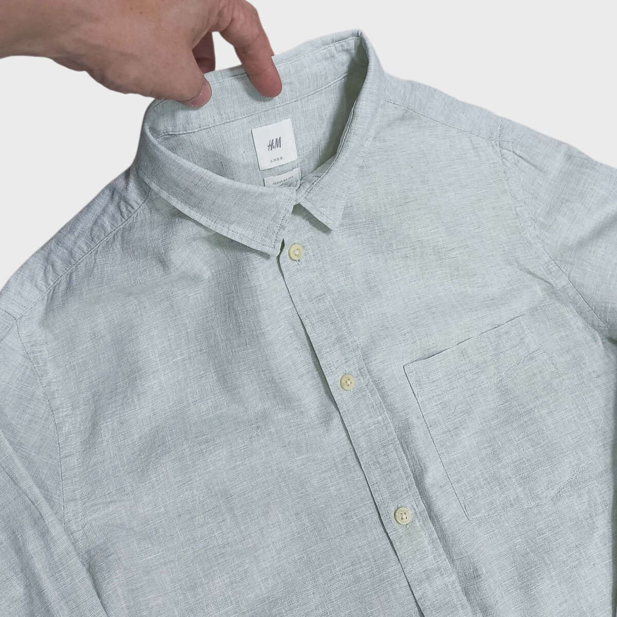 เสื้อเชิ้ตผ้าลินิน H&M สีเขียวอ่อน ใหม่ กระดุมสำรอง 2 เม็ดอก 46 นิ้ว