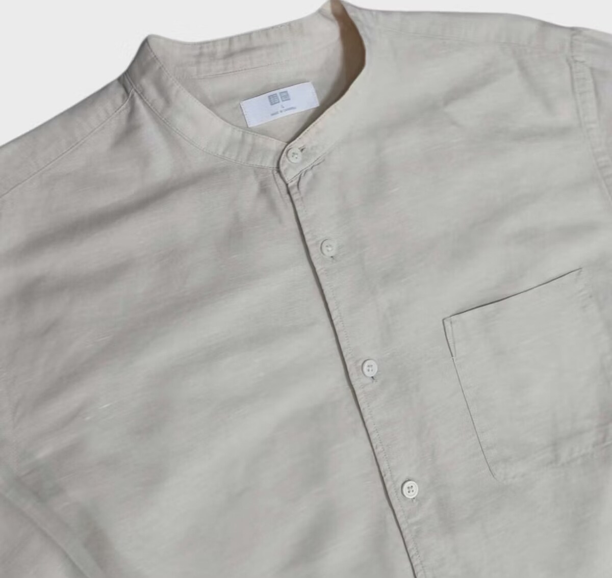 Uniqlo ผ้าลินิน เชิ๊ตคอจีน สีเบส ใหม่มาก กระดุมสำรองให้ 3เม็ด อก 46นิ้ว 