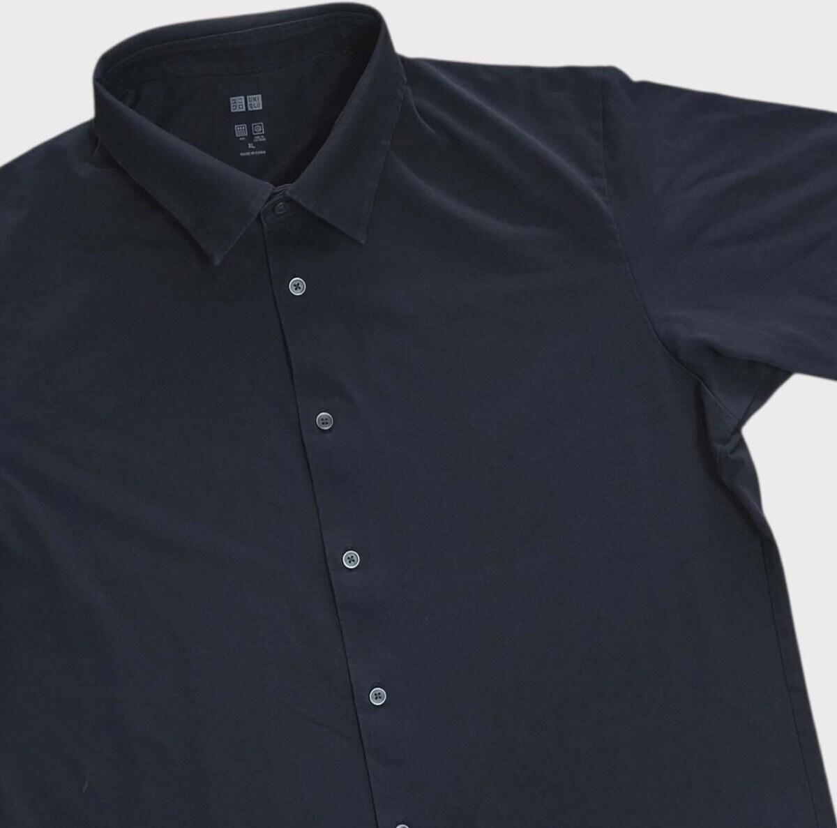Uniqlo AIRism ทรงเชิ๊ตกรมเข้มสวยใหม่มากไม่มีตำหนิ อก46นิ้ว