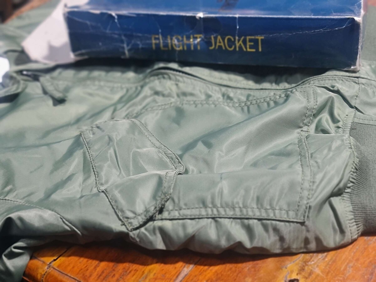 เสื้อกันหนาวไซส์s ประกอบชุดบินถูกๆของใหม่ ขายแล้ว