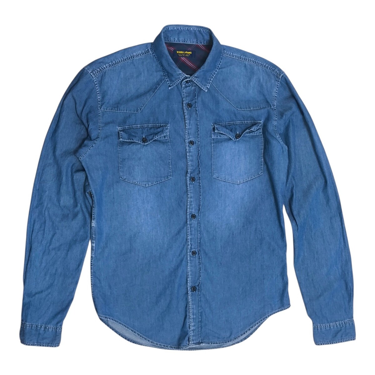 เชิ้ตเดนิมแขนยาวสีฟ้าฟอก   ZARA กระดุมสำรอง 1 เม็ด อก 44 นิ้วไหล่ 18.5นิ้วแขนยาว