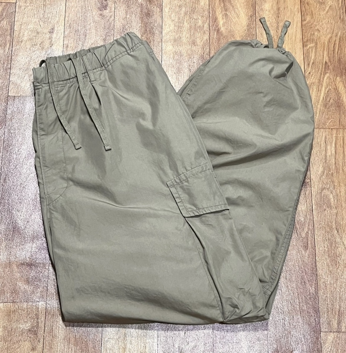 >>>กางเกง Uniqlo Wide Fit Parachute Cargo Pants<<<