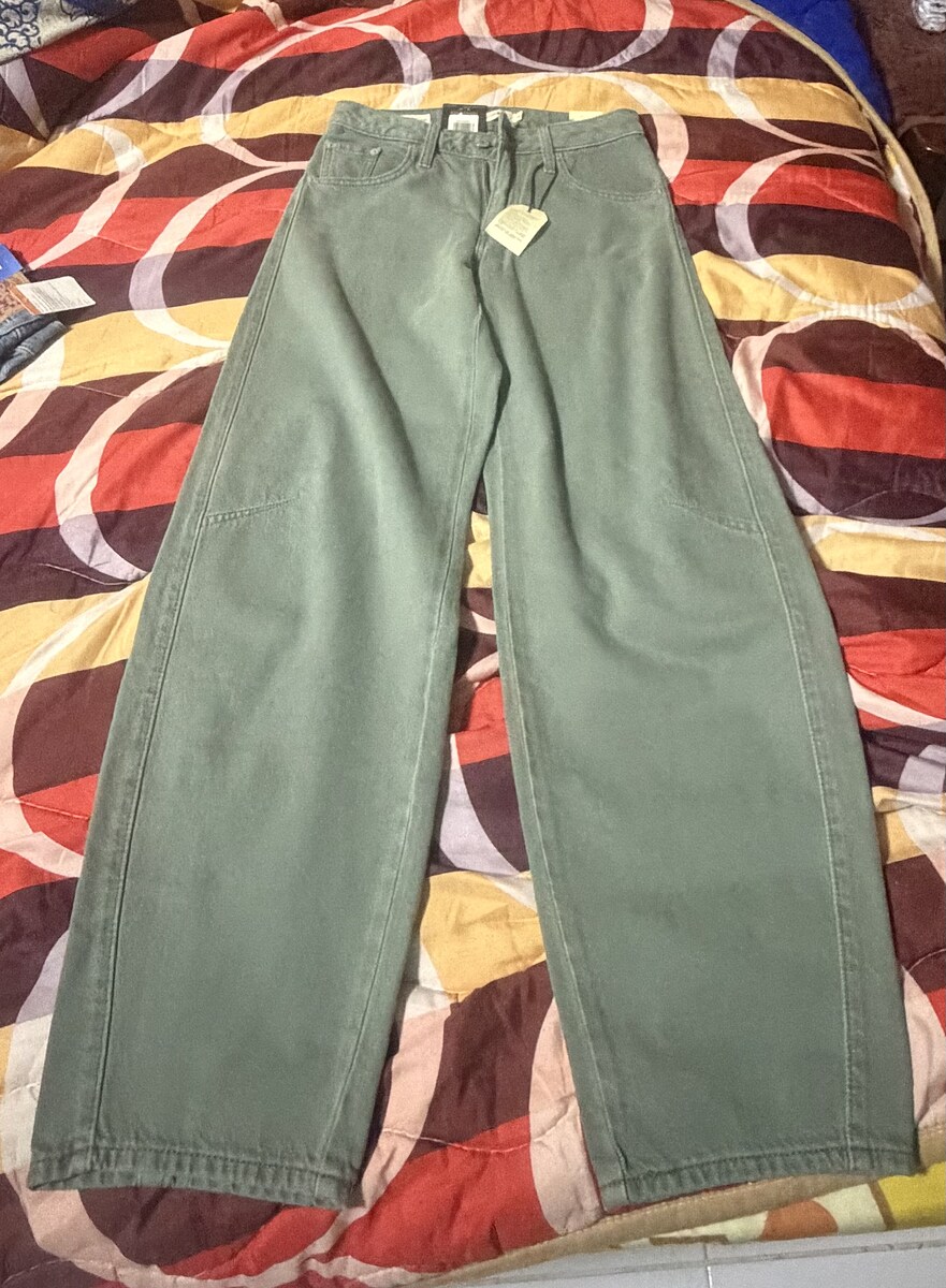 Baggy. Dad. Barrel. 
ป้ายห้อย 1990
เอว24/30
ขาย 790