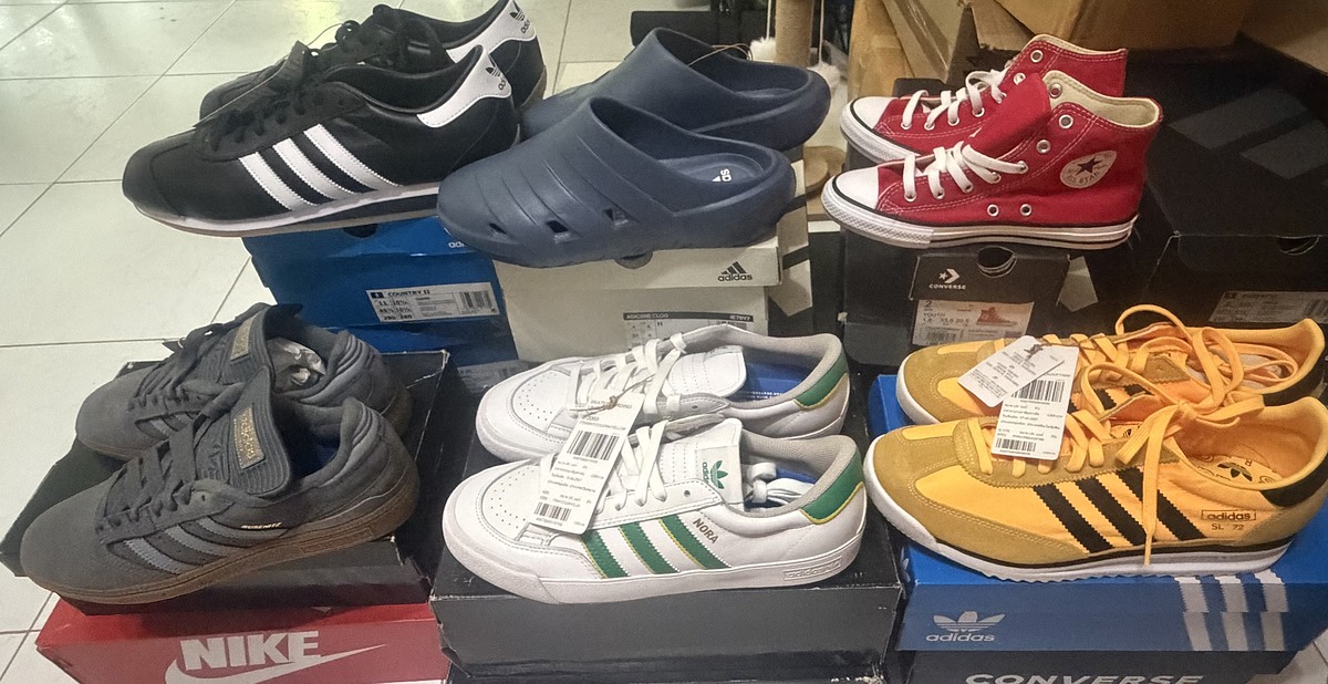 Adidas.   ล่าสุด ราคาหลักร้อย  มีทั้ง ผู้หญิง เด็ก ผู้ชาย