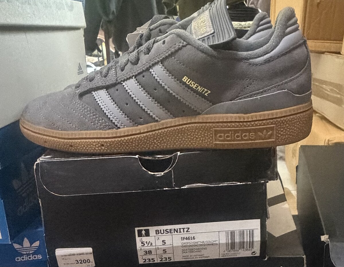 Busenitz.      มี 23 กับ 23.5 ค่ะ   ราคาเต็ม 3200   เอาไป�