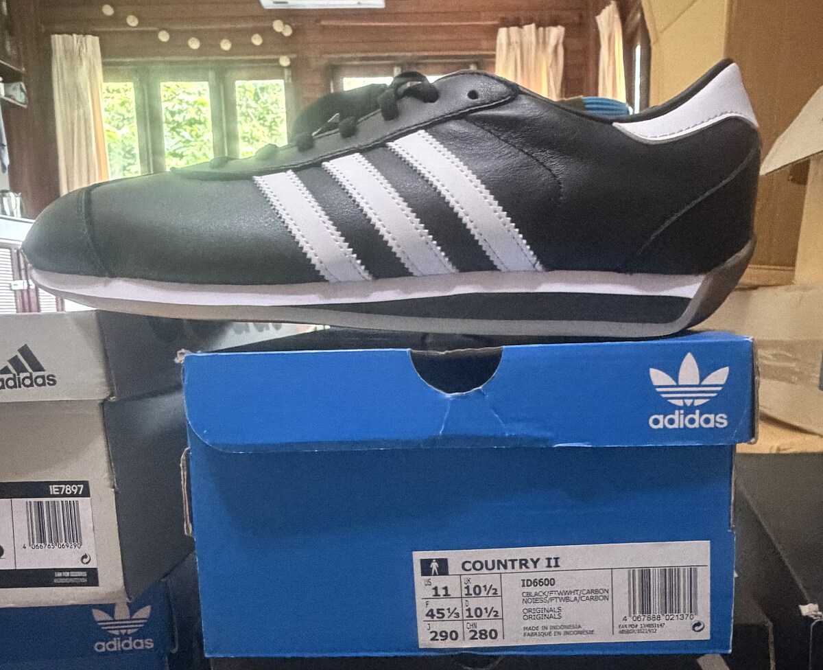 Adidas country II.   มี size 10 กับ  11  ป้าย 3800

ขาย   790  จ้า

