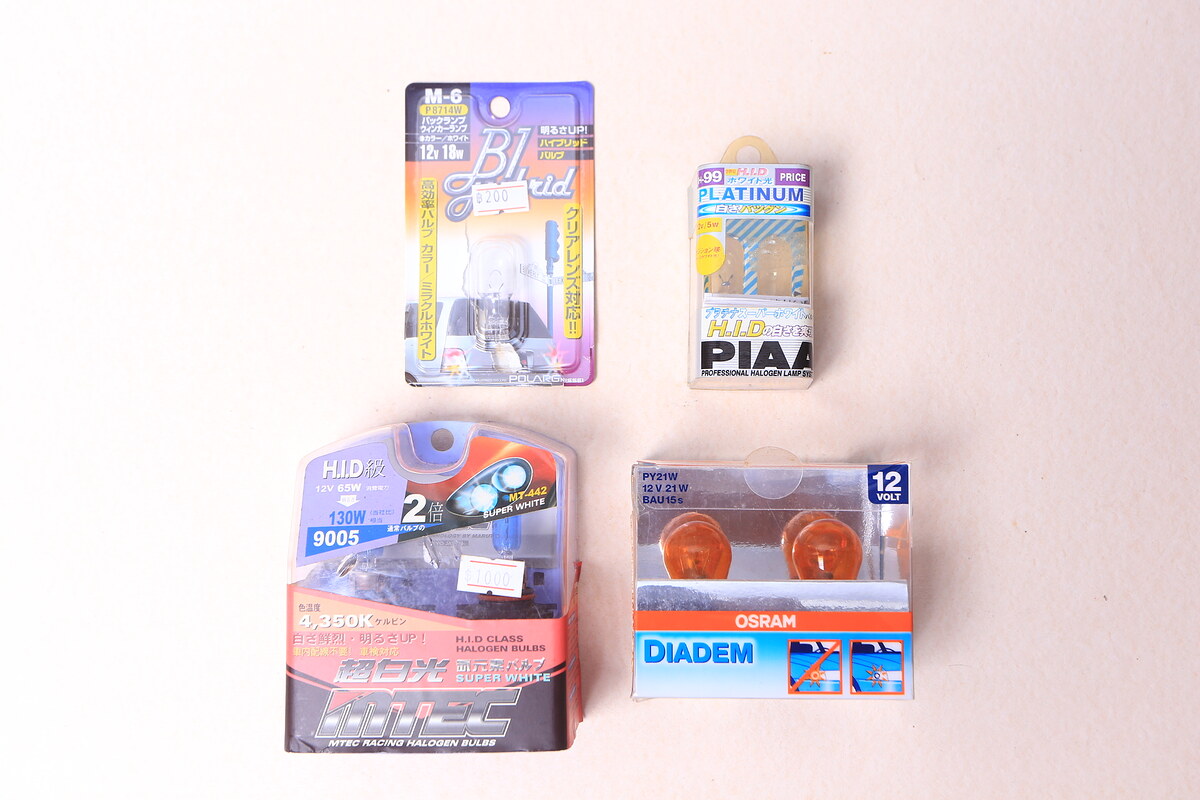 หลอดไฟสำหรับรถยนต์ เดิมซื้อรองไว้ ประกอบไปด้วย