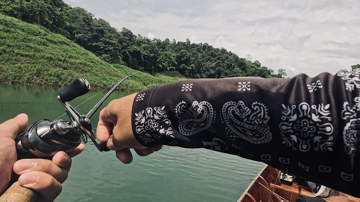 ผมสลัดความผิดหวังทิ้งไปแล้วตีเหยื่อซ้ำลงไปจุดเดิม
แล้วก็มีปลาเข้ามาสะกิดเบ็ดเข้าทันที 

ผมตวัดคัน