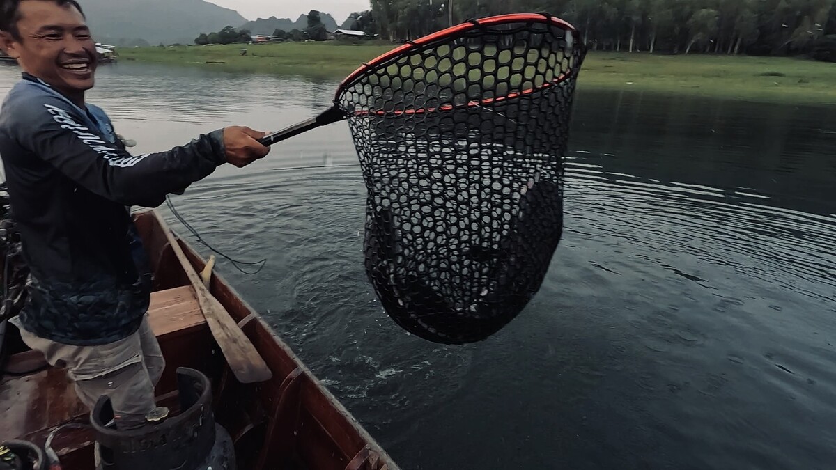 รอยยิ้มปรากฏขึ้นบนหน้าของทั้งผมและไต๋กุ้ง
พี่ลิเองก็ส่งเสียงเชียร์มาจากทางด้านหัวเรือ

เยยยยยยสสส