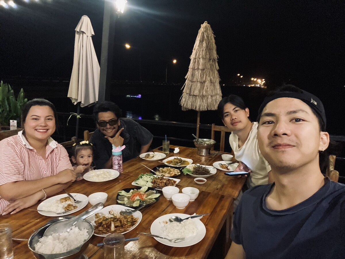 เมื่อถึงที่พักเราแยกย้ายกันเก็บของอยู่แปบหนึ่ง
แล้วก็มารวมตัวกันทานมื้อเย็นอีกครั้ง 

คราวนี้เราเ