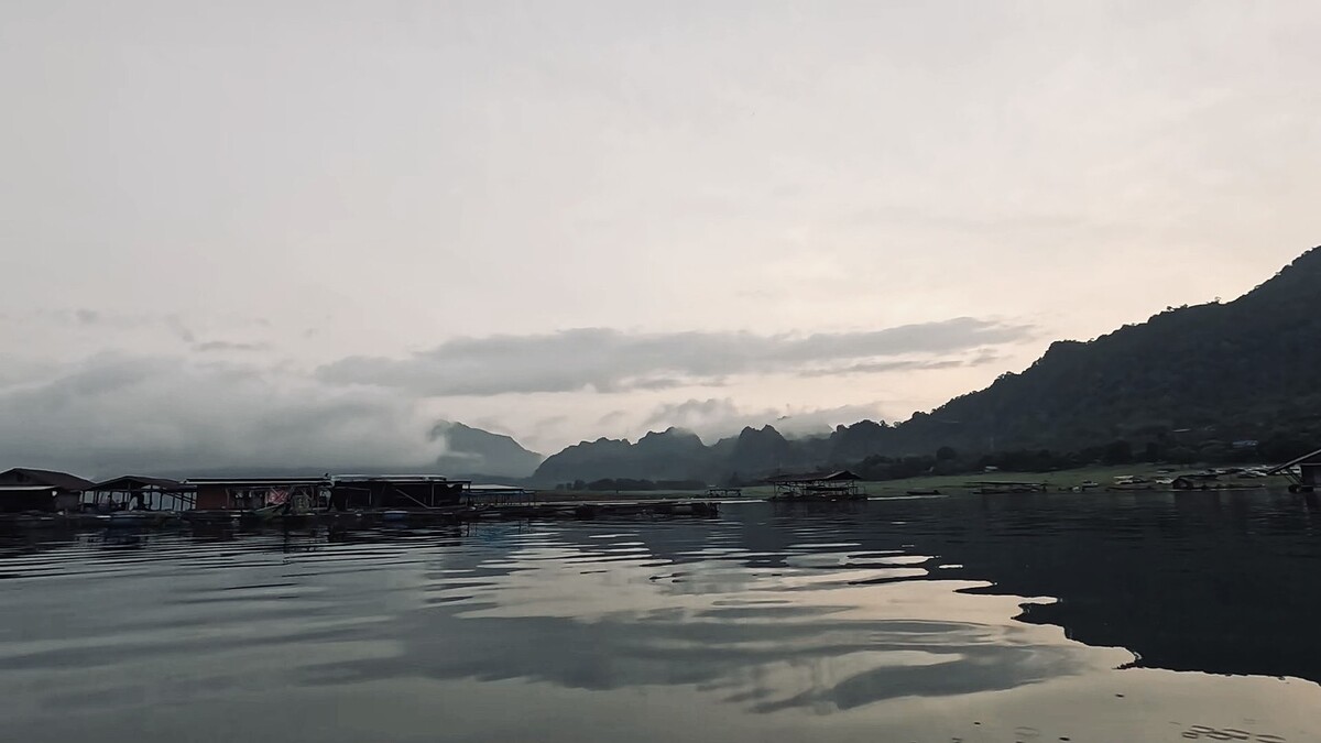 ไต่กุ้งสตาร์ทเครื่องเรือ พาเรือหันหัวไปทางขวา 
มุ่งหน้าเลาะไปตามแนวสาหร่าย ไปจนถึงท่าแพซอย 1

แกต