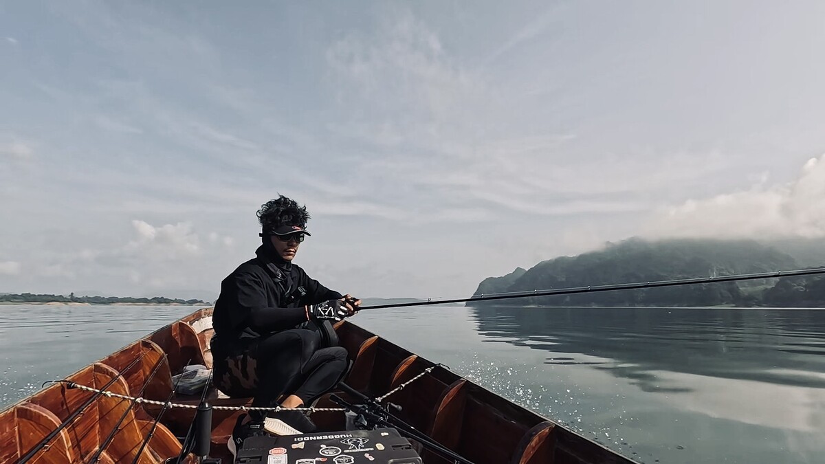 หลังจากสลัดความผิดหวังออกไปได้ 
ไต๋กุ้งก็สตาร์ทเครื่องเรือ พาเราย้ายหมาย

หันมาดูนาฬิกาก็พบว่าเรา
