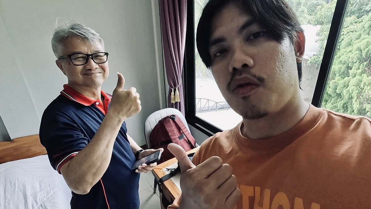 ผมและคุณพ่อพากันออกเดินทางจากบ้านแถวสนามบินสุวรรณภูมิ
ประมาณช่วงเที่ยงตรงของวันศุกร์ เดินทางมาถึงจุ