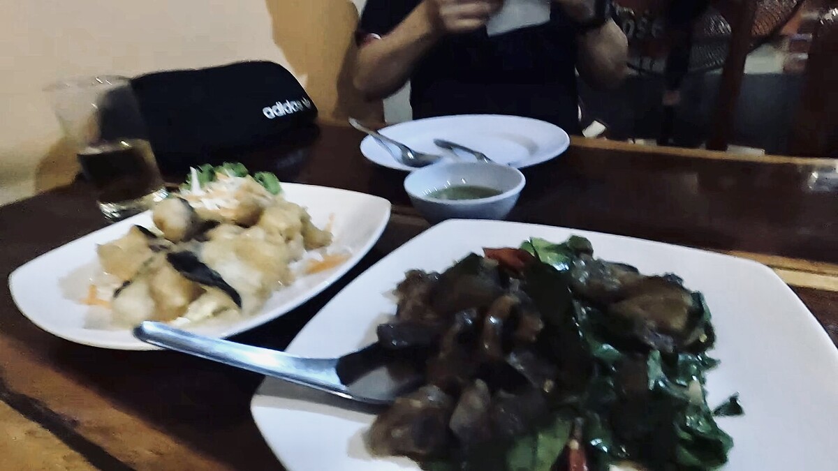 มื้อค่ำของเย็นวันแรกที่ร้าน "ครัวศิวภา" อยู่ในซอย CJ ทองผาภูมิ 
ร้านอาหารประจำของผมอีกร้าน ด้วยทีเด