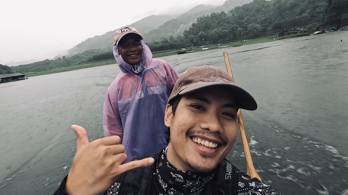 ผู้นำทางของเราในวันนี้ น้าแอ๋ หรือที่รู้จักกันในนาม "ไต๋ฟงหวิน" 
ไต๋อารมณ์ดี หัวเราะตลอดทั้งวัน ผมร