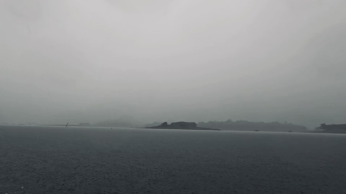บรรยากาศรอบข้างท้องฟ้าขาวโพลนไปด้วยละอองฝน
ขอให้ฝนช่วยเติมน้ำในเขื่อน ให้มีน้ำพอสำหรับปลาขยายพันธุ์