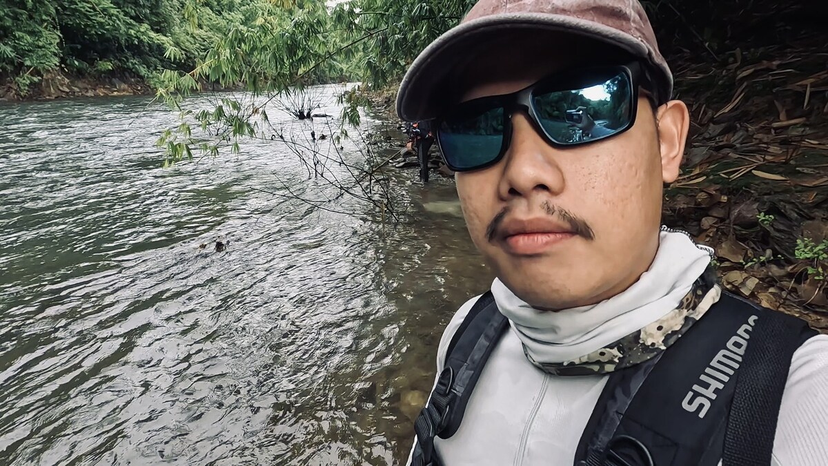 นั่งเรือมาสักพักไต๋กุ้งก็เข้าจอด เรือดันเข้ามาลึกได้ถึงจุดจุดหนึ่งเท่านั้น
เรือที่เล่านั่งมาลำใหญ่ 