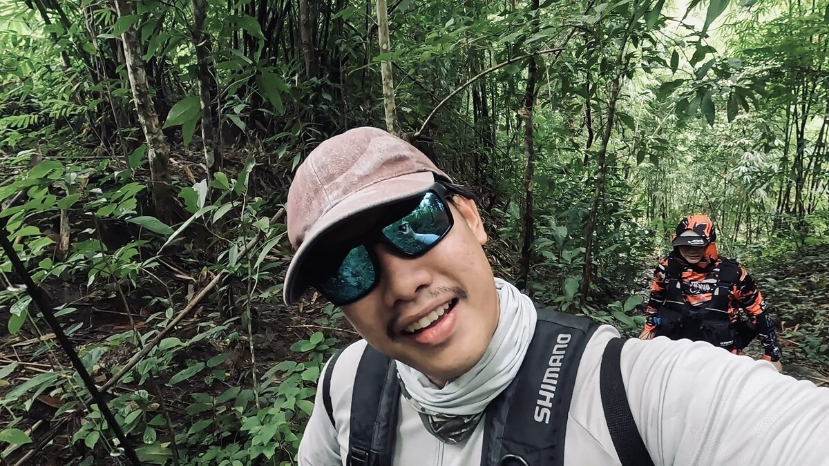 เรายังคงมุ่งหน้าลุยกันต่อไป ช่วงเช้าแรงยังดีลุยได้ถึงไหนถึงกัน
บางช่วงก็เดินเลาะไปกับสายน้ำ บางช่วง