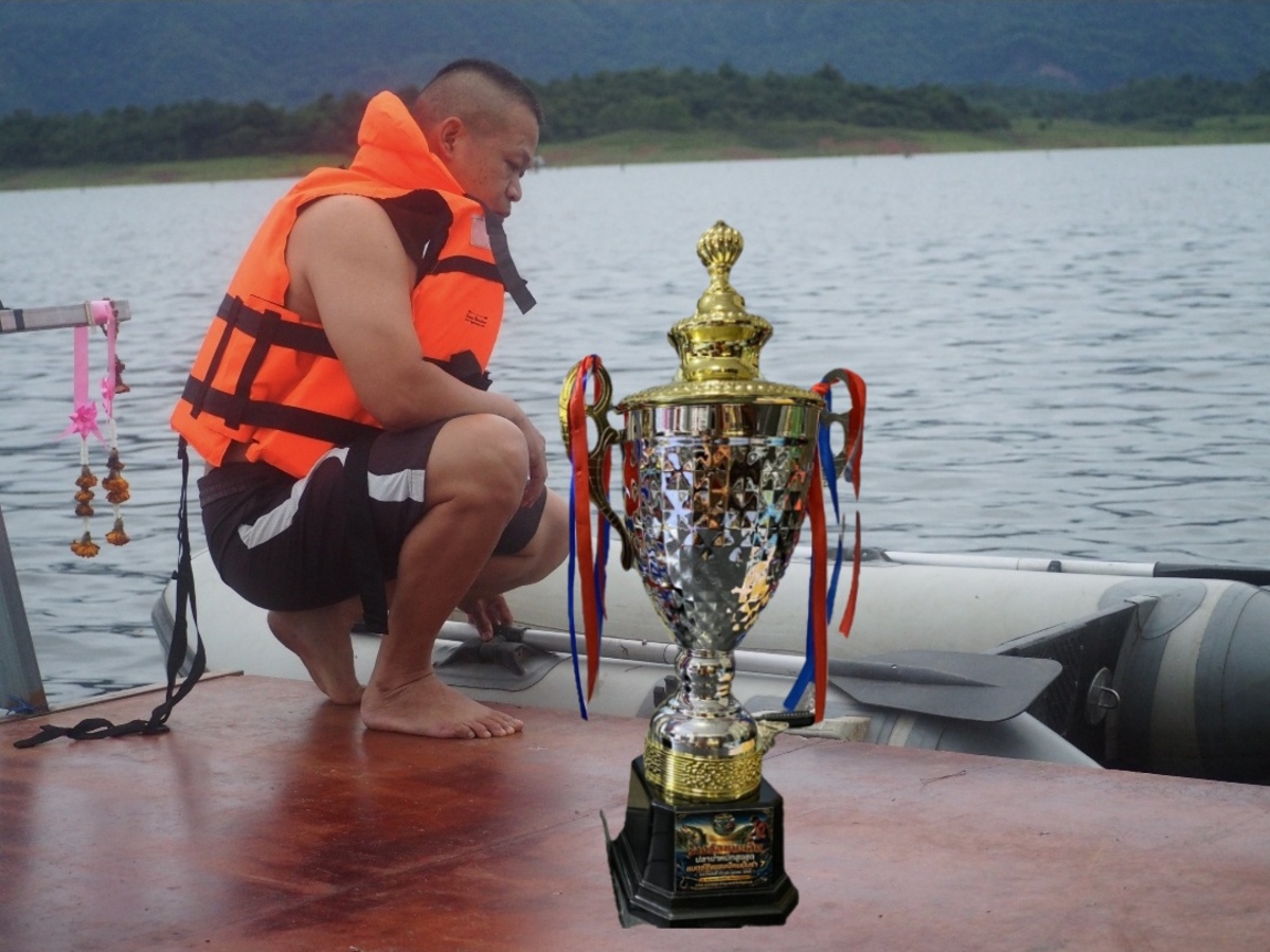  [b]ผมกับถ้วยปีนี้...หวังว่าจะอยู่ที่ผมนะ[/b] :cheer: