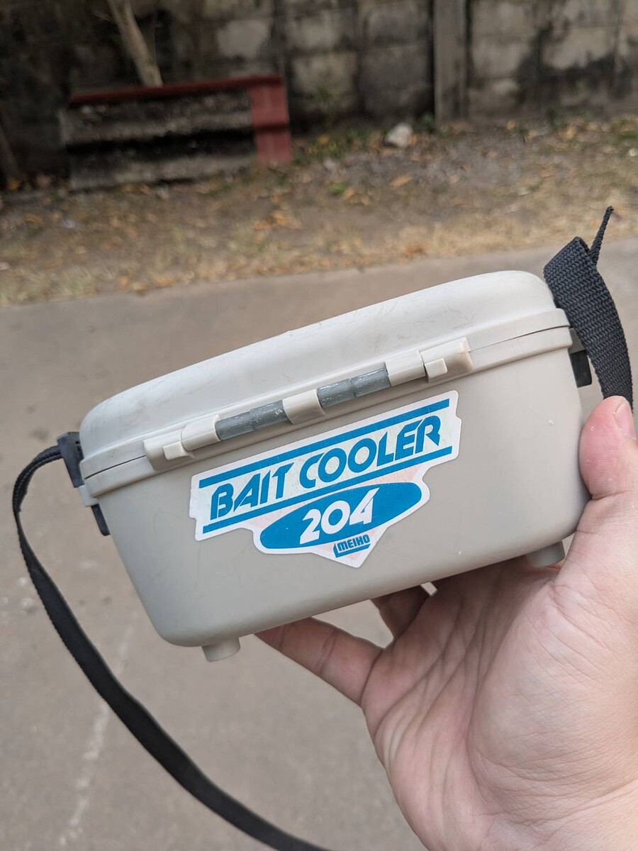 กระติกเก็บความเย็นสำหรับใส่เหยื่อตกปลา ยี่ห้อ Meiho รุ่น Bait Cooler 204.  