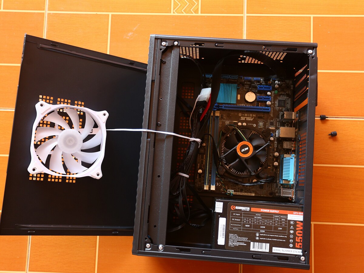 แถมพัดลม RGB ระบายอาการไปให้ด้วยอีกตัวครับ 

 :cheer: :cheer: :cheer: